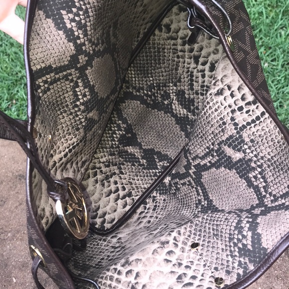 Micheal Kors Purse - Picture 2 of 2